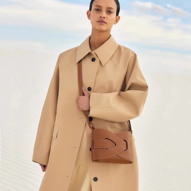 A niche woven underarm bag for women in 2025, a high-end and light luxury single-shoulder crossbody geometric bag for women Application Scenario