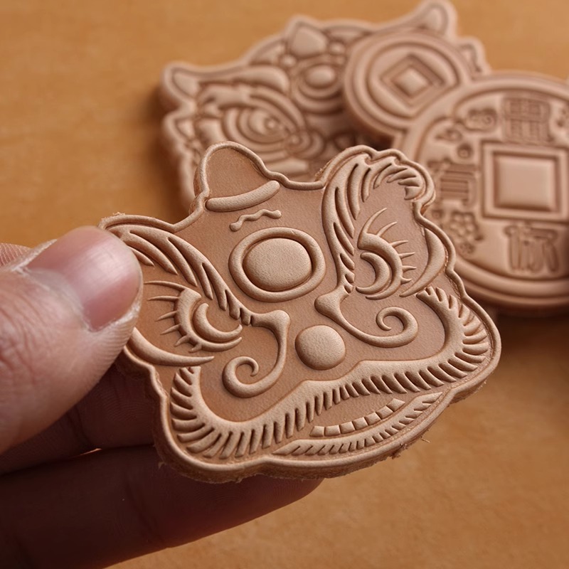 Natural-color vegetable-tanned three-dimensional leather block pendant, hanging decoration, lion dance Dharma keychain, New Year good luck bag, car pendant Specification drawing