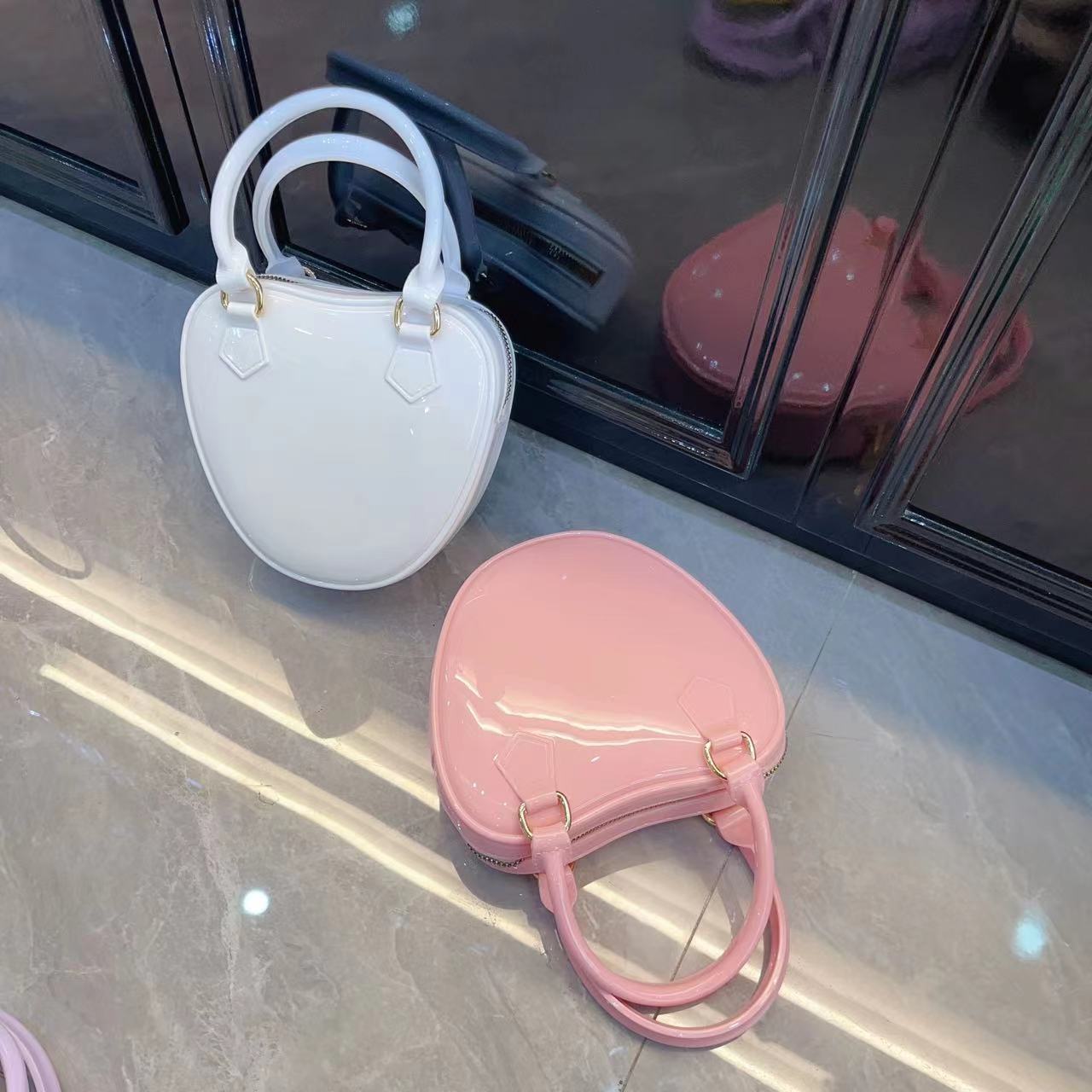 2025 Cross-border new candy-colored jelly bag, hand-held heart bag, mobile phone bag, casual and fashionable single-shoulder crossbody women's bag Application Scenario
