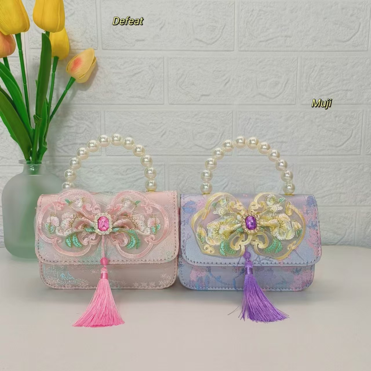 New Chinese-style children's bags, pearl handbags, little girls' loose change accessory bags, chain bags, bow small square bags Application Scenario