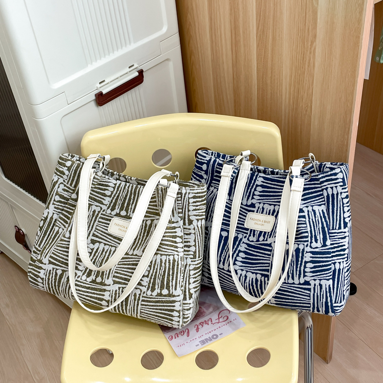 Large-capacity striped canvas bag for women, new Instagram summer laid-back style single-shoulder crossbody backpack, commuter tote bag Specification drawing