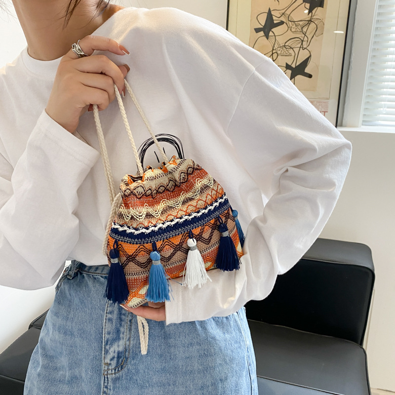 The 2022 new trendy and fashionable fringed bucket bag, a single-shoulder personalized crossbody bag with ethnic style full figure