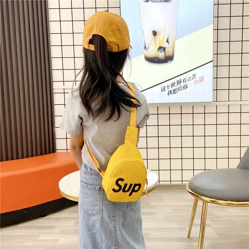 Korean children's chest bag 2021 Summer New Style cute and trendy boys' and girls' waist bag with simple letters, children's single-shoulder bag Application Scenario