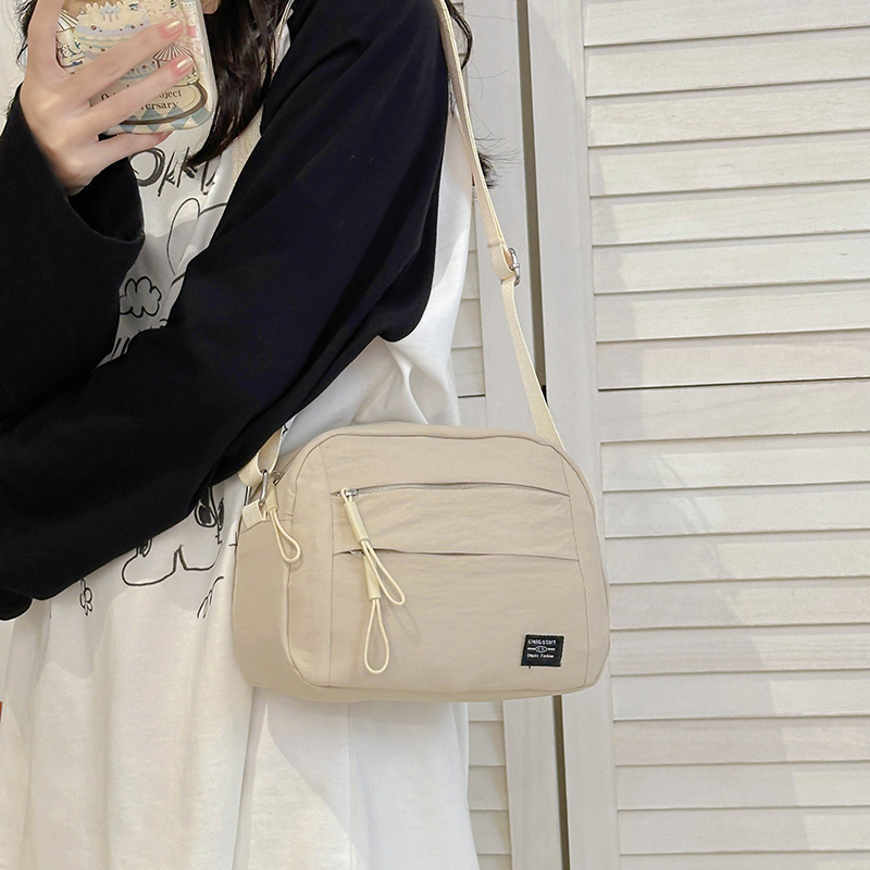 Lightweight and casual crossbody bags are selling well across borders. Large-capacity, simple and fashionable single-shoulder bags are available for wholesale when going out Specification drawing