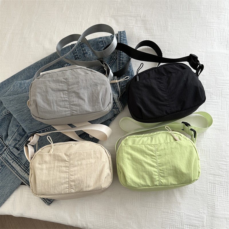 A versatile solid color simple single-shoulder bag, a new fashionable and casual crossbody bag, a lightweight and fashionable bag for both men and women full figure