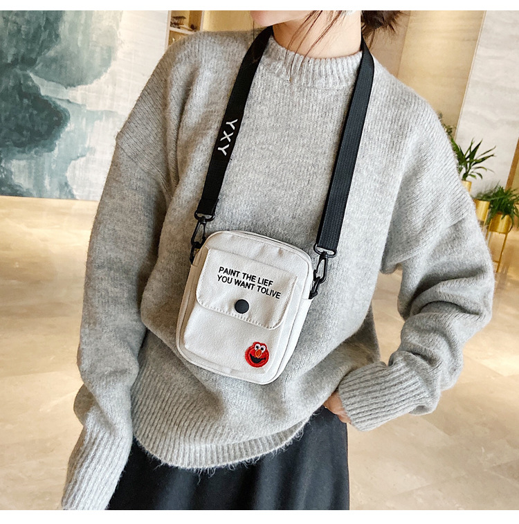 A new fashion bag for girls, a popular canvas bag, a Korean cartoon girl's Instagram crossbody bag, and a small student bag Application Scenario