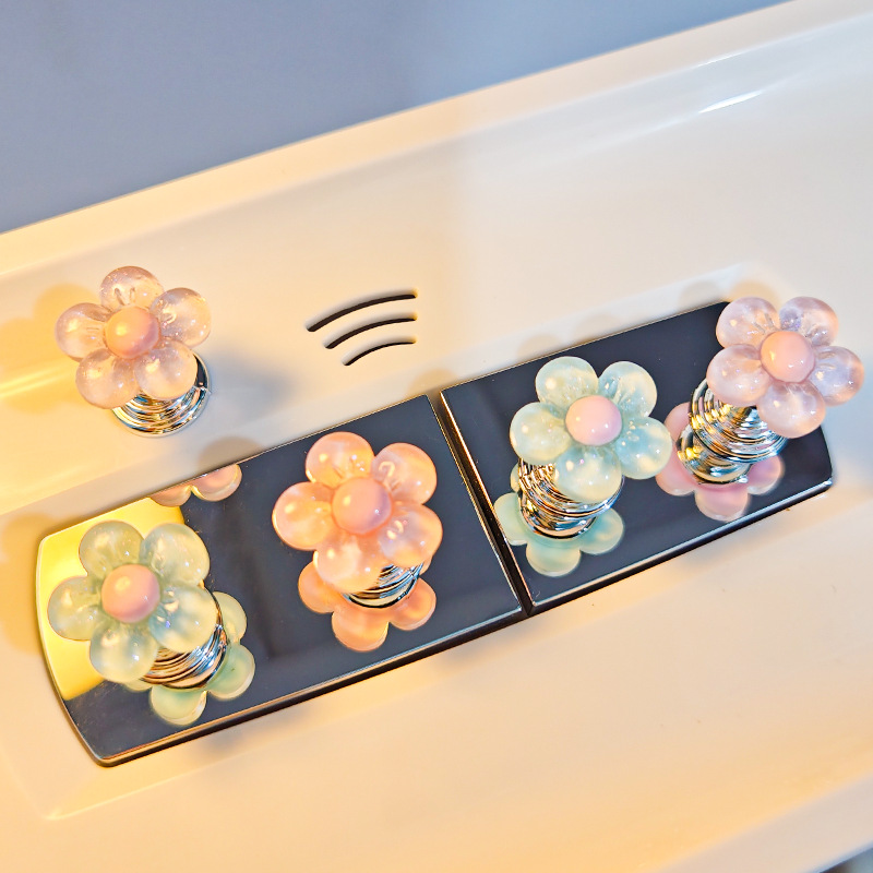 The same style of flower toilet press as Xiaohongshu, a universal creative bathroom flush switch for long nails and manicures Specification drawing