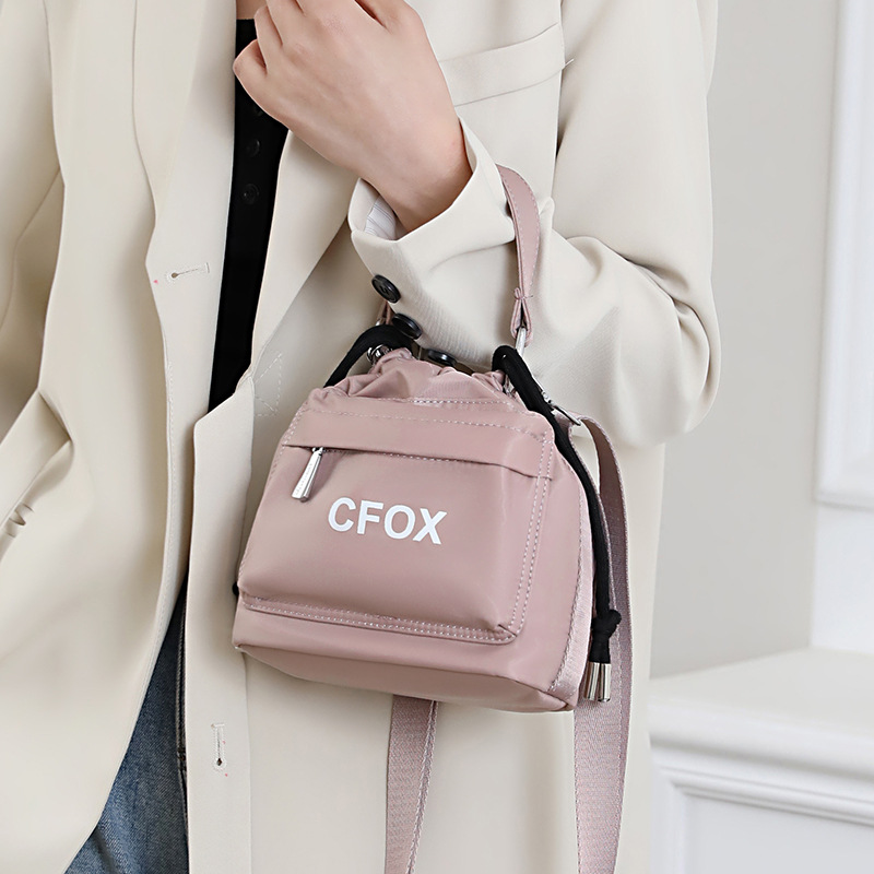 Colorful Fox's new single-shoulder bag, a trendy Korean style crossbody bag with a large capacity and simple design Specification drawing