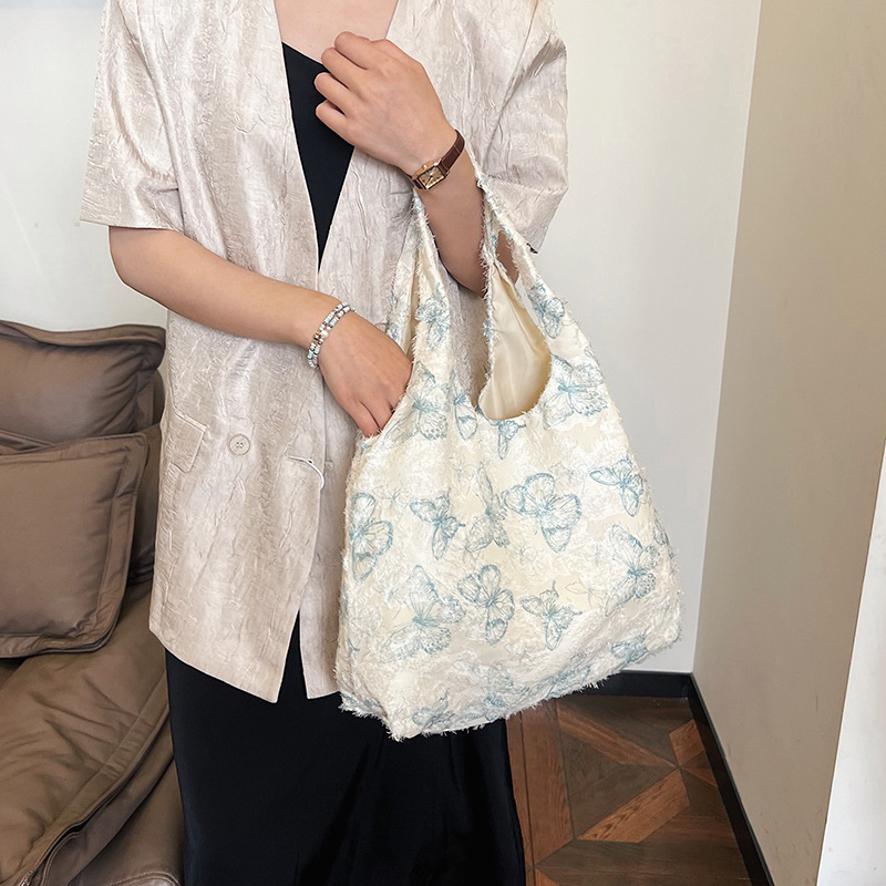 The new large-capacity floral patterned and stylish tote bag with a laid-back style and butterfly print is a casual and fresh hand-held bag Specification drawing