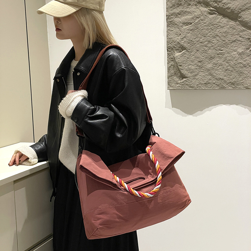 Colorful Fox's new niche women's thick-rope nylon fabric large-capacity commuter messenger single-shoulder bag details Picture