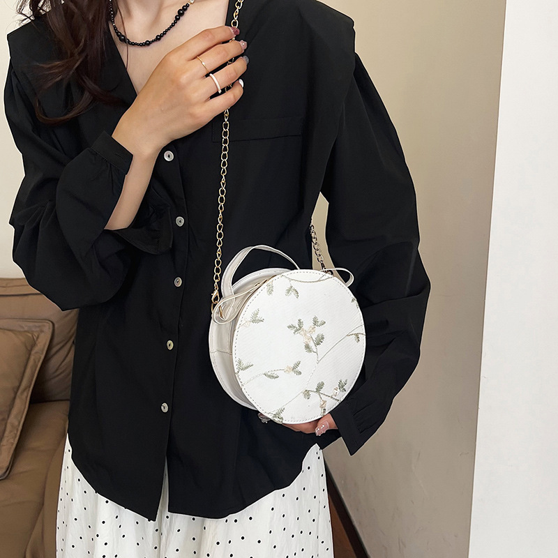 A fresh and elegant Chinese-style lady's small round bag, a new cross-border fashionable and versatile single-shoulder bag, and a Korean-style lace creative crossbody bag full figure