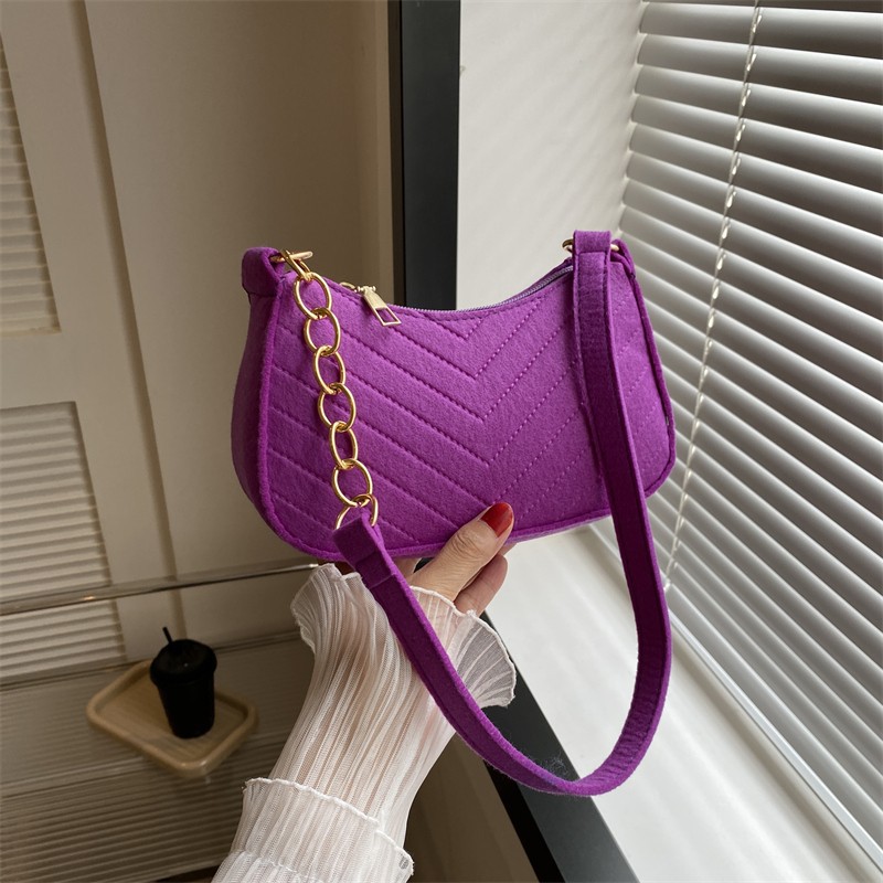 The new, fashionable and trendy crossbody bag with a large capacity and a niche design, as well as the stylish underarm bag, are selling well Application Scenario
