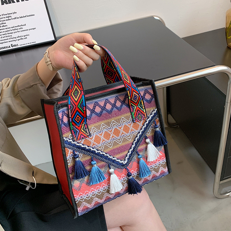 New hand-held fringed shopping bag 2022, fashionable ethnic style, Hong Kong style bucket bag, versatile woven bag for women Application Scenario