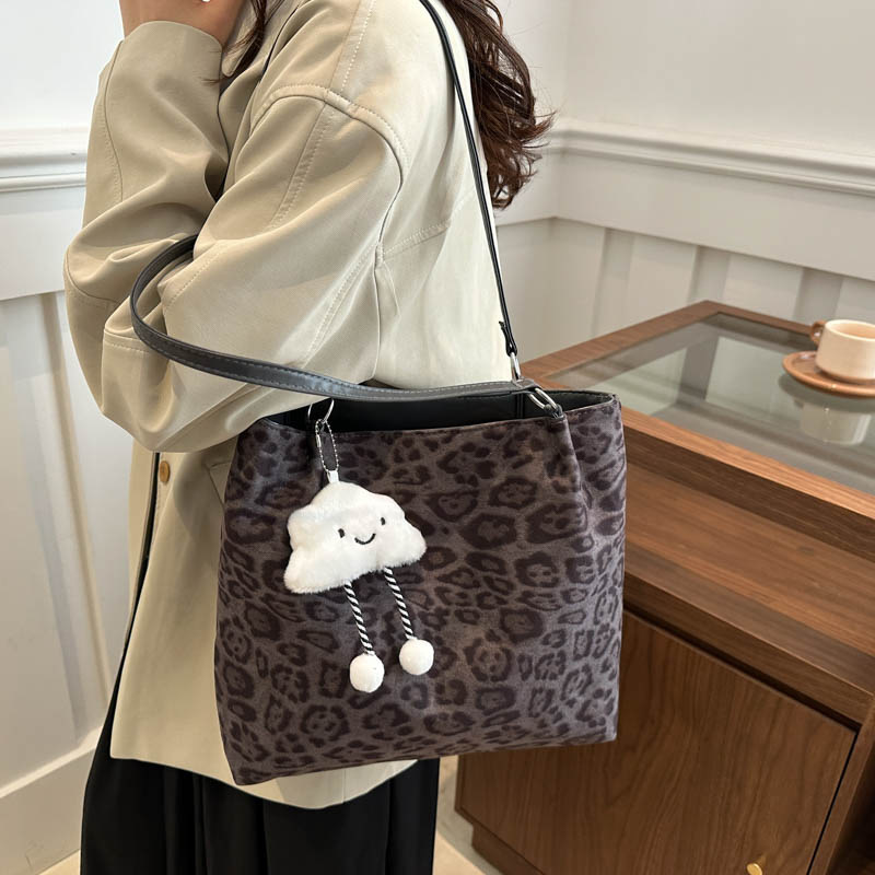 A large-capacity niche women's 2024 winter new casual tote bag with leopard print design and a fashionable single-shoulder bag Specification drawing