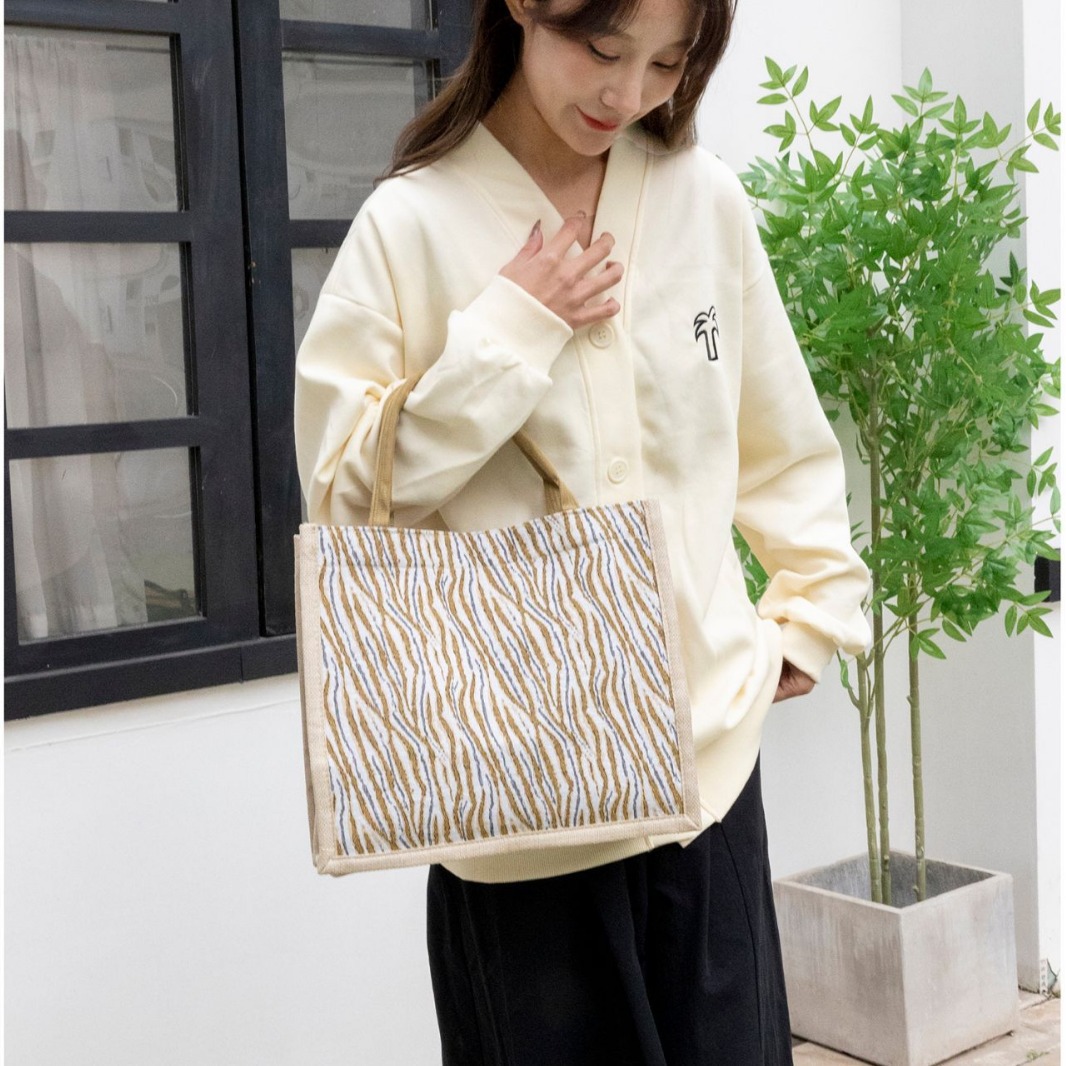 Large-capacity commuting handbags, cross-border bestsellers, hand-carried tote bags, ins linen texture single-shoulder tote bags Application Scenario