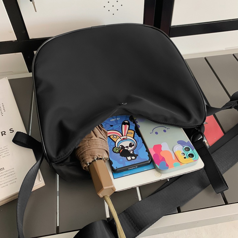 WEPOWER's new trendy and simple crossbody bag, a commuter messenger bag for men and women, and a sporty and functional single-shoulder bag Application Scenario