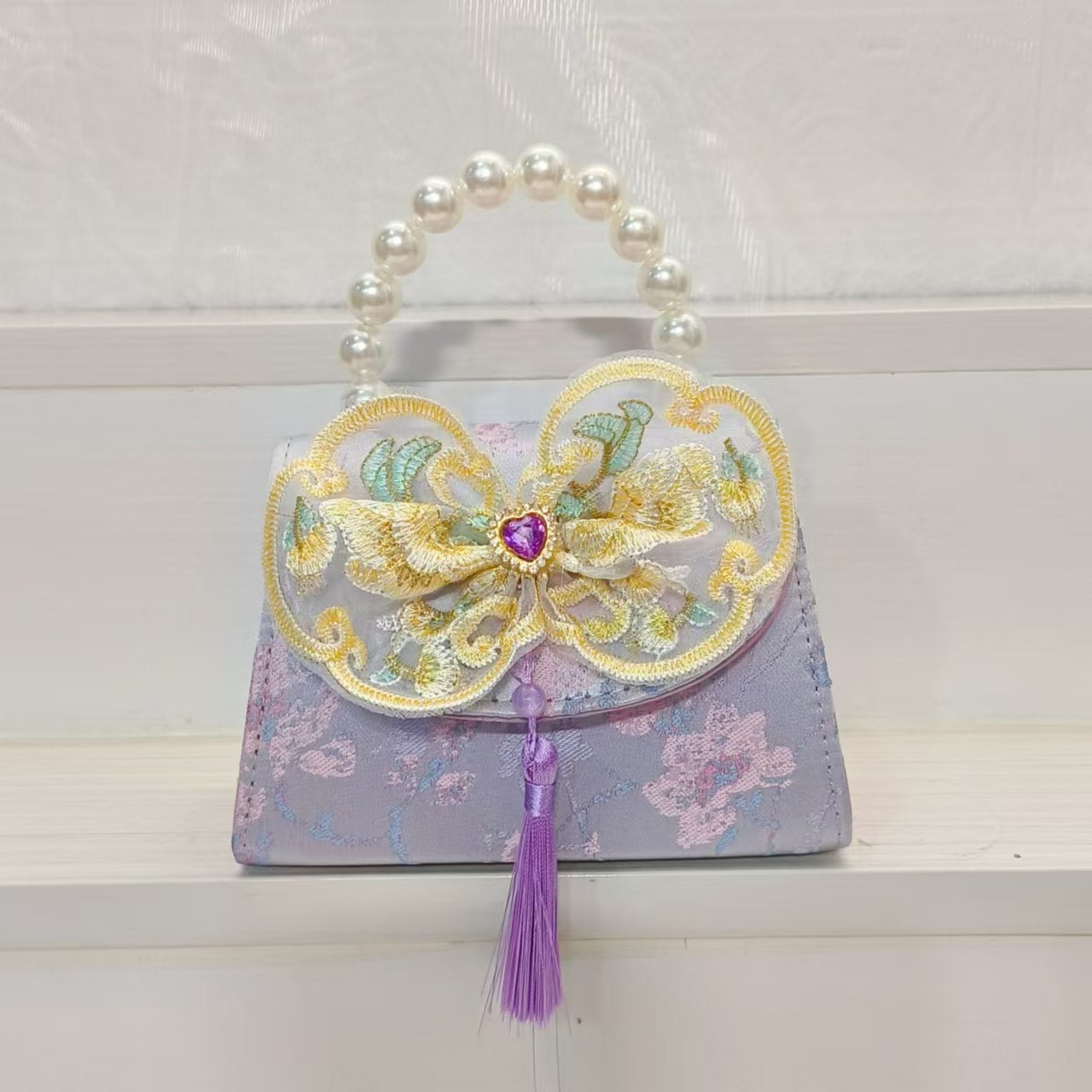 Chinese-style bow pearl handbag, princess crossbody chain bag, ancient-style Hanfu children's accessory bag, girls' gift Application Scenario