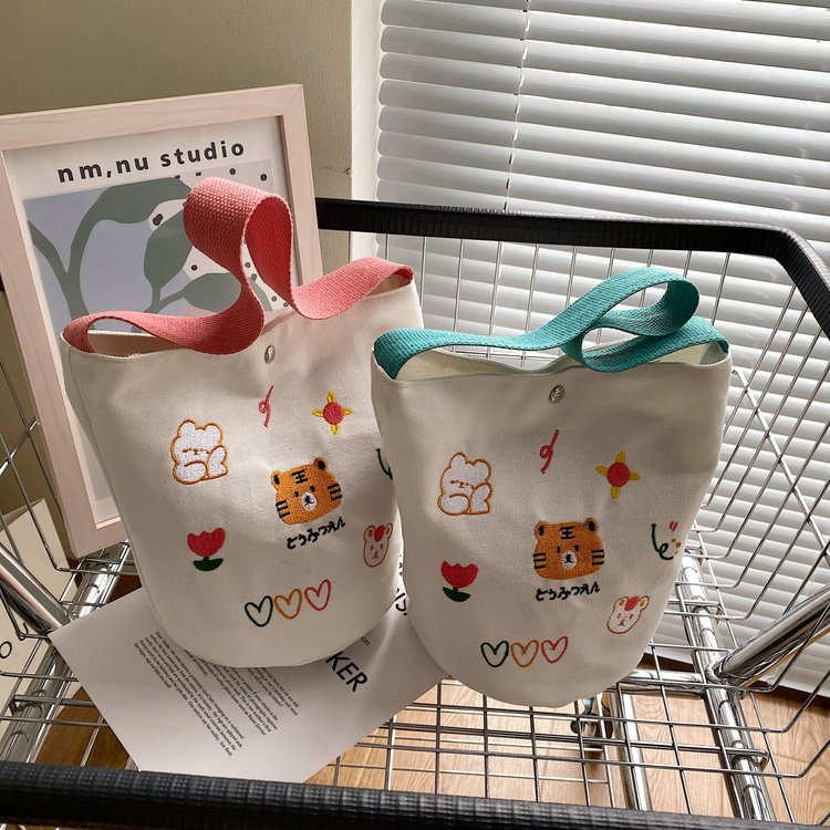 Japanese-style cute cartoon tiger girl hand-held bucket bag, women's printed canvas bag, student lunch cylinder bento bag full figure
