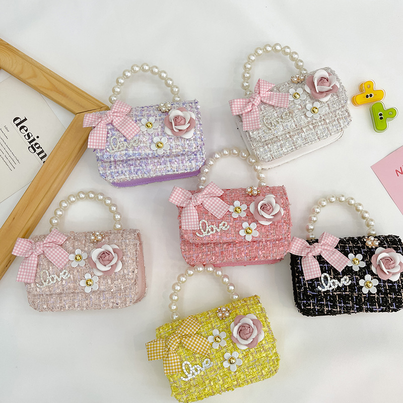2025 New Korean version woolen, cotton and linen girls' and children's bow pearl hand-held accessory handbag Application Scenario
