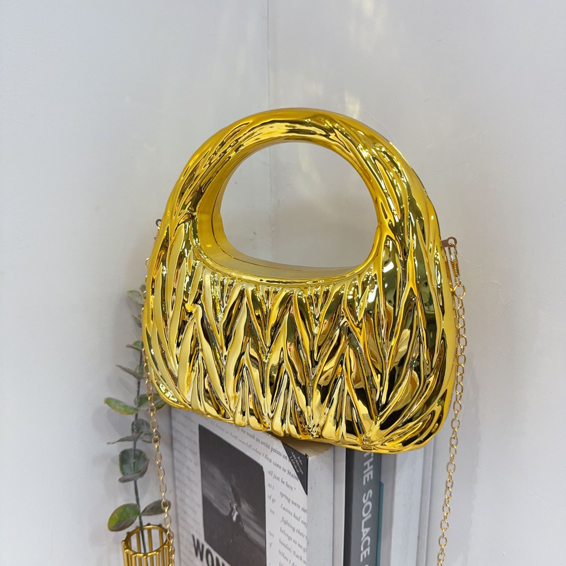 Creative acrylic bag, European and American cross-border fashion pleated cloud bag, versatile, light luxury and personalized banquet handbag Specification drawing