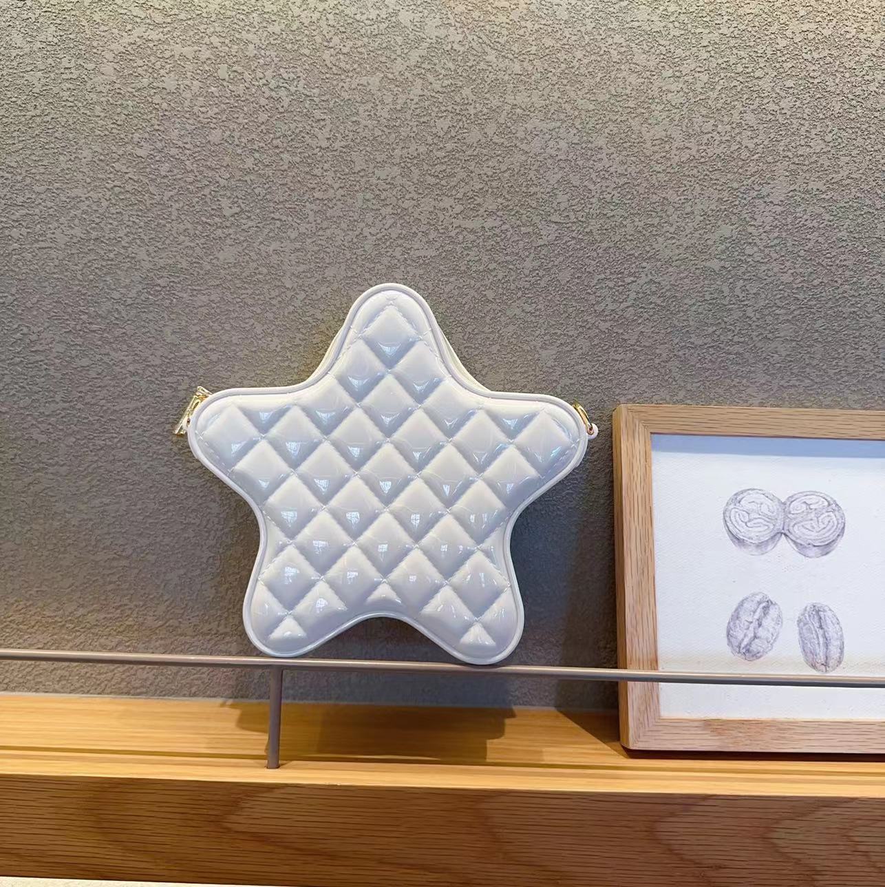 The 2025 new diamond-shaped women's crossbody bag, fashionable chain bag, girlish single-shoulder bag, star bag and cute cartoon bag Application Scenario