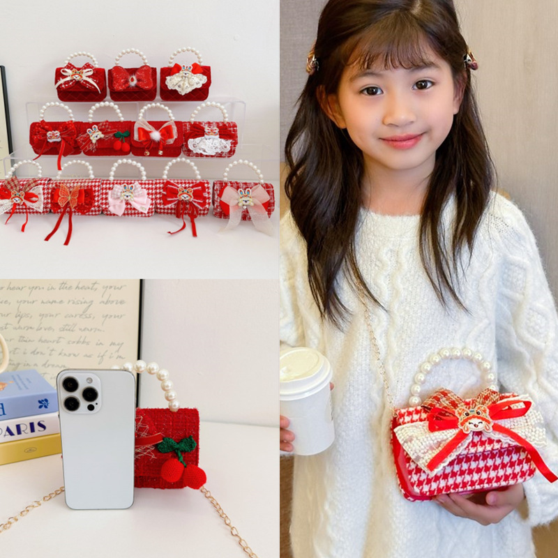 Children's New Year bag: Stylish Little girl, cute girl, princess, baby, red New Year greeting, fashionable and fragrant crossbody bag details Picture