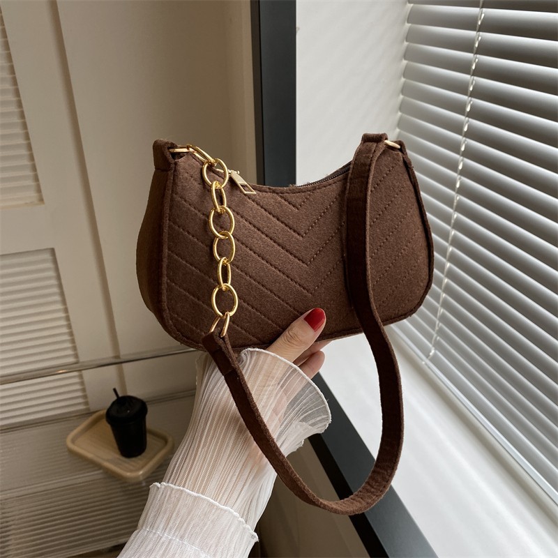 The new, fashionable and trendy crossbody bag with a large capacity and a niche design, as well as the stylish underarm bag, are selling well details Picture