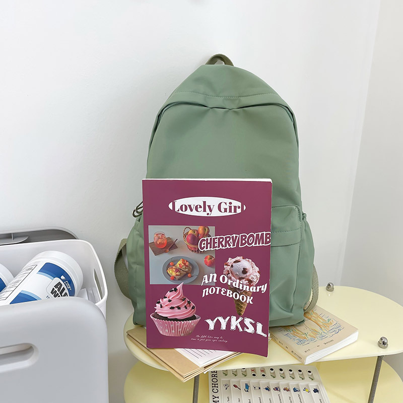 Simple backpacks for female college students, cute solid-color travel bags for college girls, high-end large backpacks Application Scenario