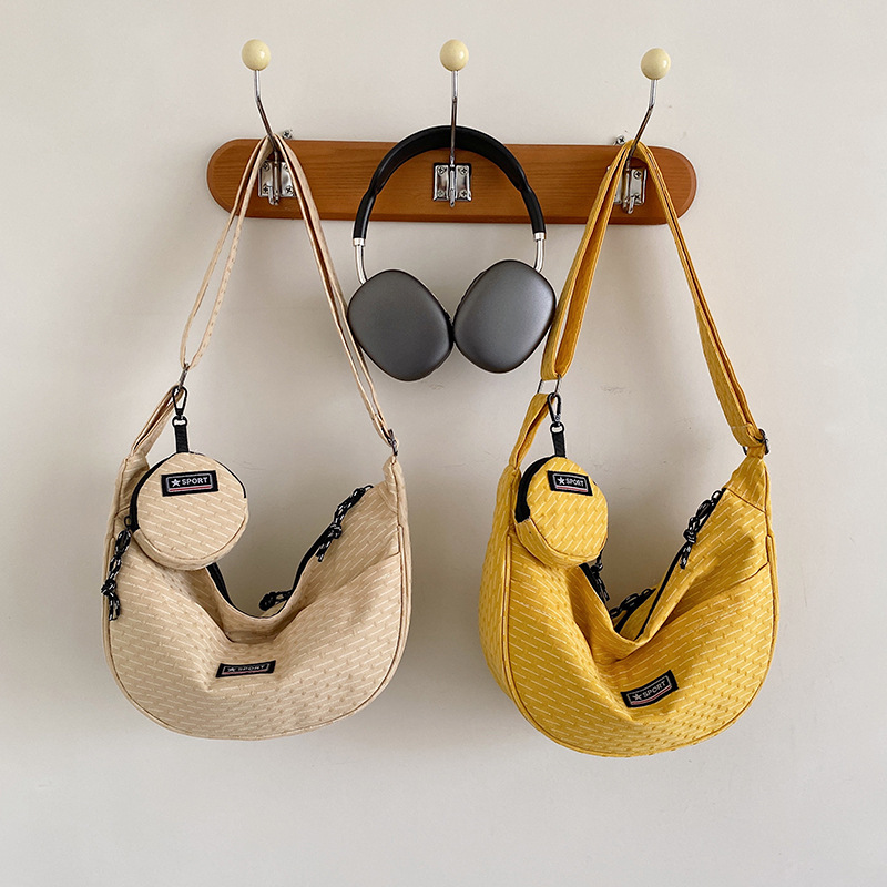 The new summer 2024 simple and stylish checkered fresh single-shoulder bag, a student single-shoulder crossbody bag made of dumplings details Picture