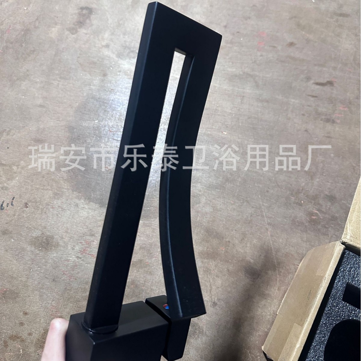 Factory direct sales of cross-border all-copper washbasin faucets, European and American styles, black antique baked paint, square rotating faucets details Picture