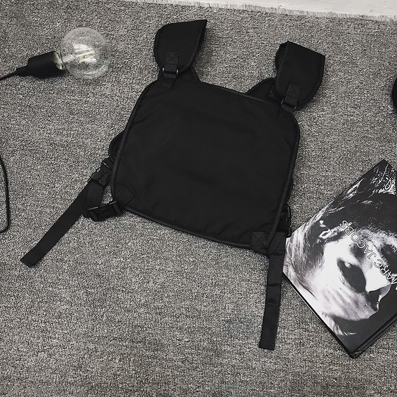 Trendy street men's and women's chest bags, new functional workwear tactical bags, fashionable vest couple running sports bags Application Scenario