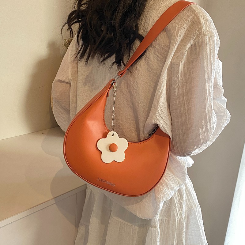 Cross-border women's bag 2024 New style, trendy texture, versatile, ins fashion single-shoulder armpit bag, small flower pendant, crescent moon bag Specification drawing