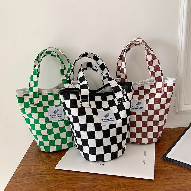 A fashionable new Japanese and Korean chic black and white checkered canvas bag, a large-capacity single-shoulder bag for women, and a simple student handbag Specification drawing