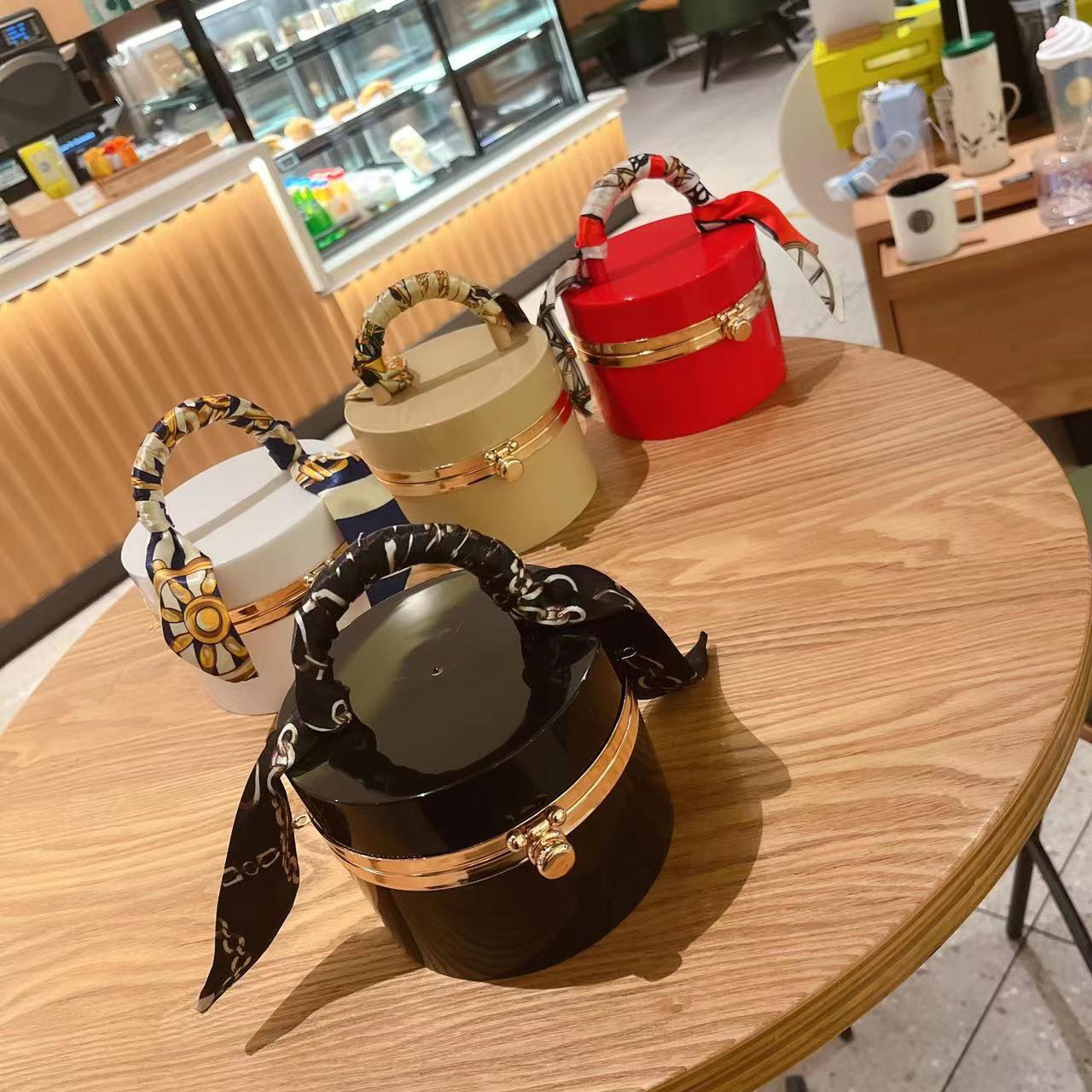 The 2025 new style women's bag is a trendy and fashionable candy-colored acrylic bag, a hand-held silk scarf, a lockable dinner bag, and a box bag Specification drawing