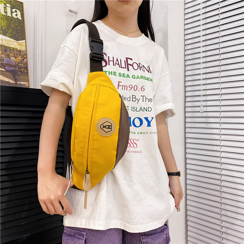 The new minimalist solid-color crossbody bag from Harajuku, Japanese style, is a trendy travel single-shoulder bag for Korean students Specification drawing