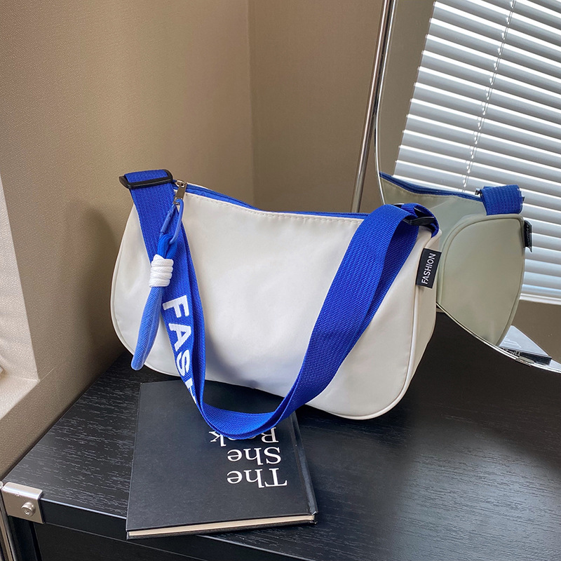 Niche design, large-capacity nylon bag, casual and versatile, single-shoulder crossbody bag, wide shoulder strap, high-quality commuting pillow bag Application Scenario
