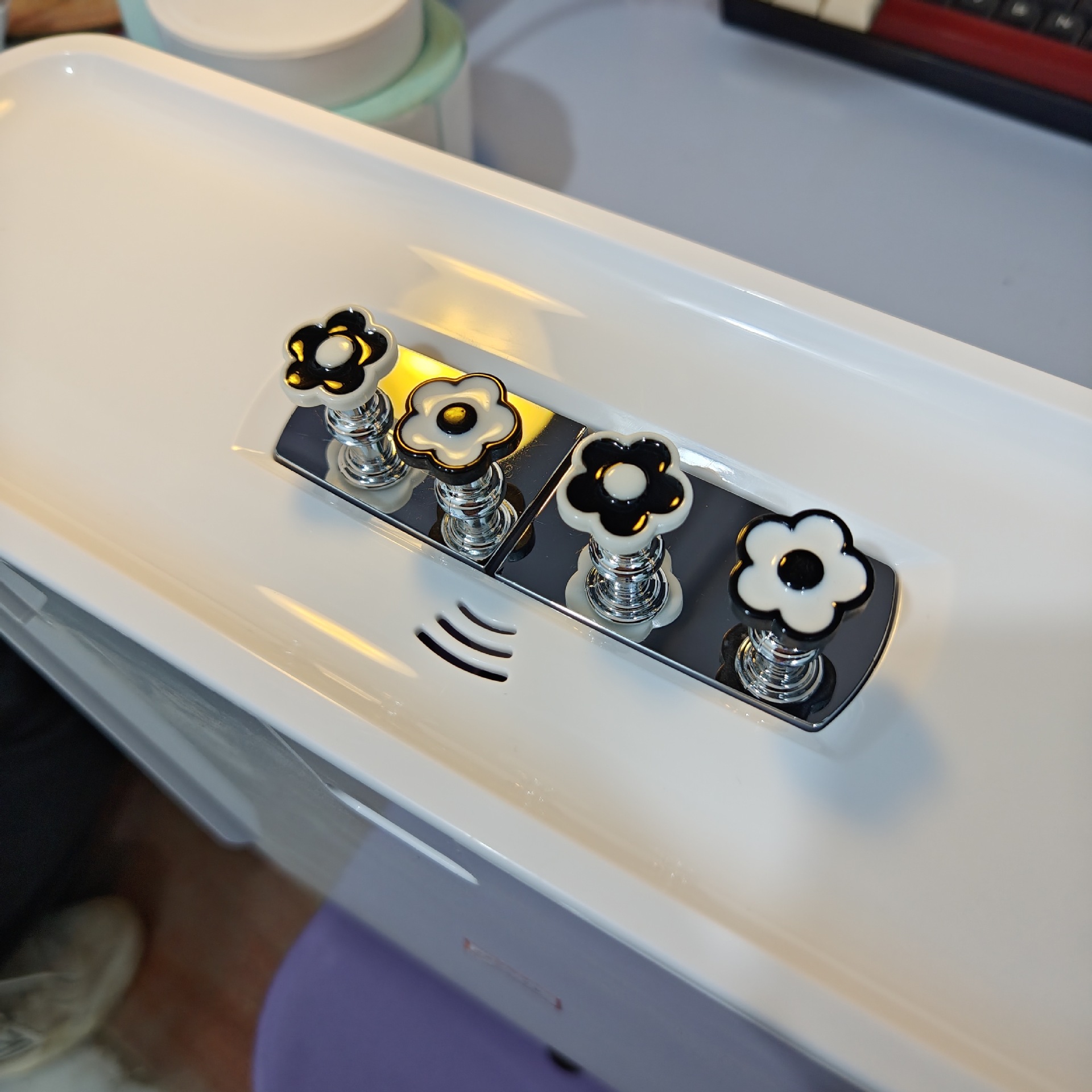 Nail art toilet press button, two-color flower, cute and long nail art special water tank switch button, toilet lid lifting device Specification drawing