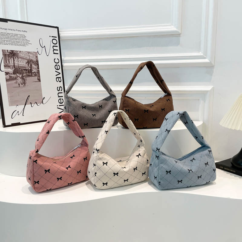 The checkered handbag is a new Spring/Summer 2025 single-shoulder bag for women. It is a casual, stylish and trendy handbag for women full figure