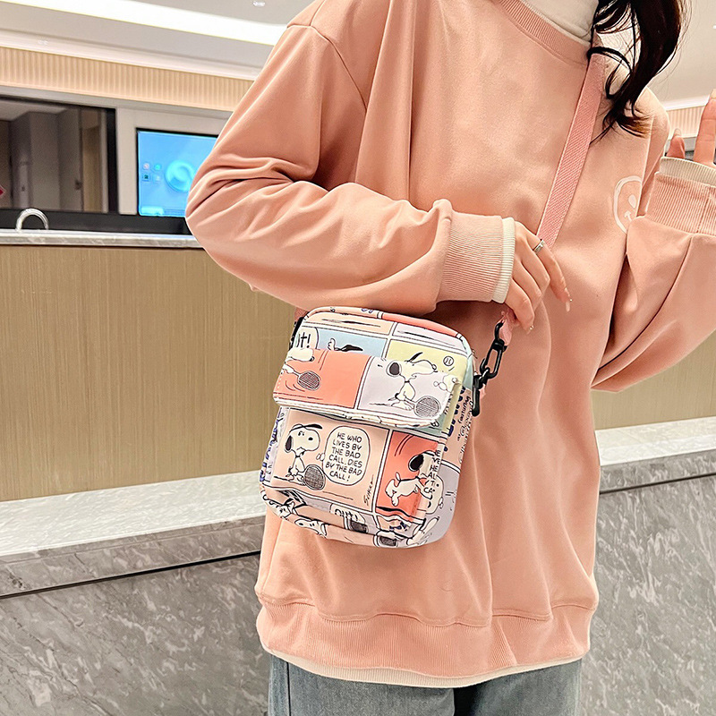 Wholesale 2023 new versatile women's bags, cartoon single-shoulder crossbody phone bags, cute Snoopy mini square bags Application Scenario