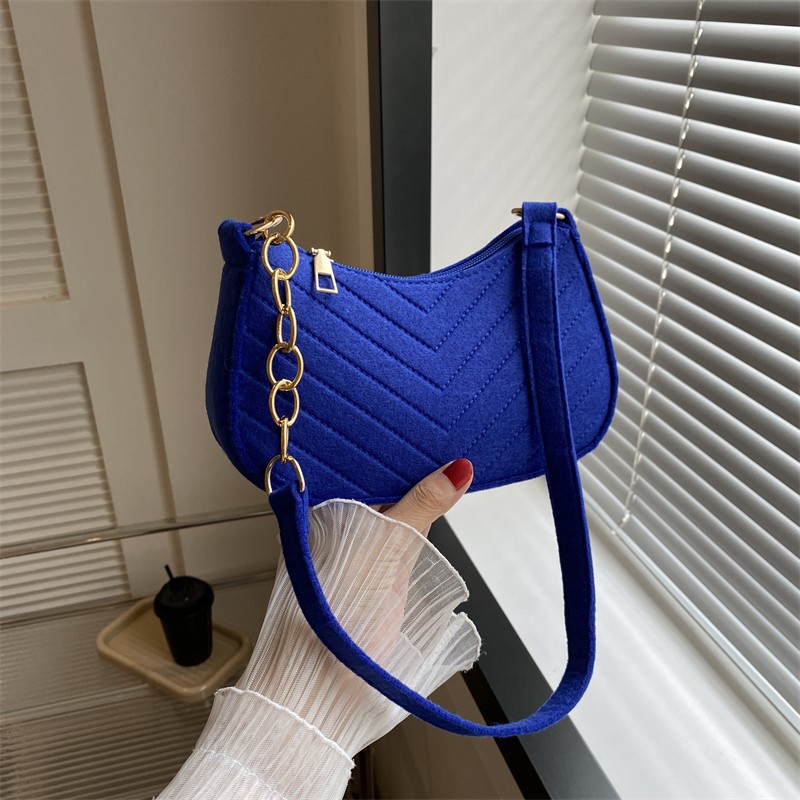 The new, fashionable and trendy crossbody bag with a large capacity and a niche design, as well as the stylish underarm bag, are selling well Specification drawing