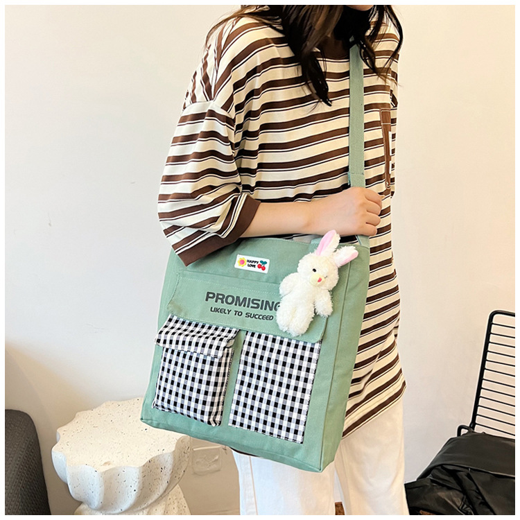 The new Korean-style cute nylon bag for class tutoring is a versatile checkered single-shoulder bag that is selling well (with a bear) details Picture