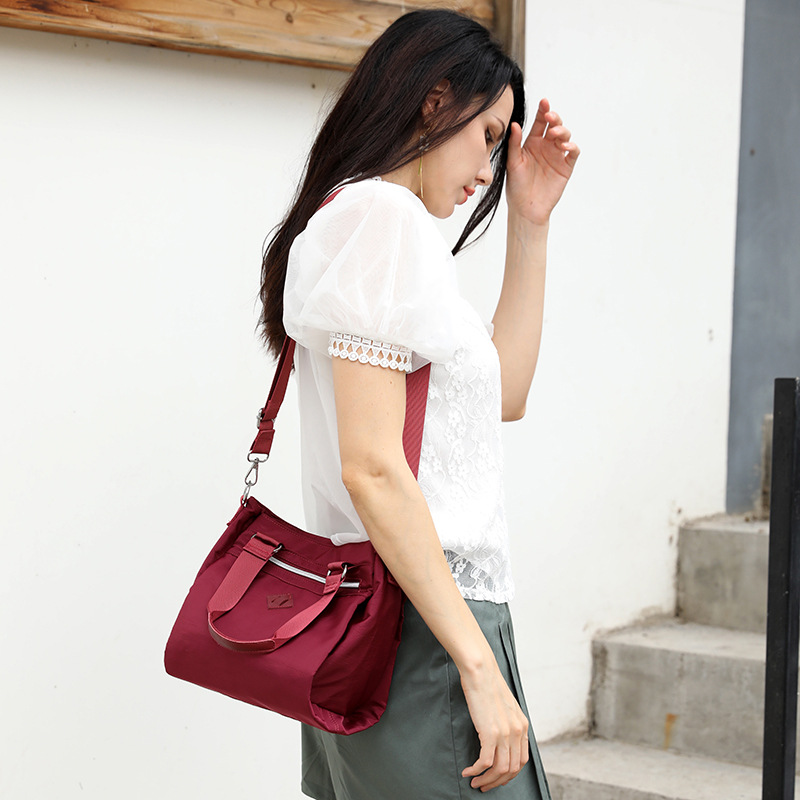 Colorful Fox's new fashionable and versatile casual shoulder bag for women, a large-capacity multi-layer simple crossbody bag details Picture