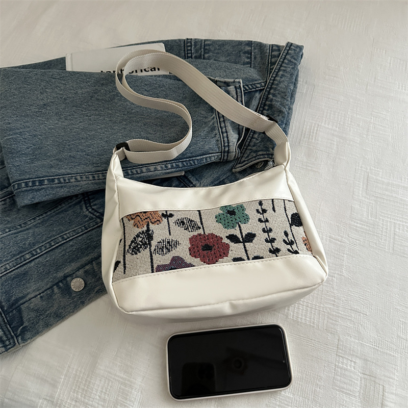 A high-end, niche single-shoulder bag for women, new large-capacity, fashionable and simple canvas underarm bag, stylish and versatile crossbody bag Application Scenario