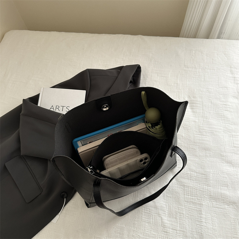 A new minimalist and stylish tote bag with a contrasting color scheme for commuting, a versatile and elegant shoulder bag for women Application Scenario