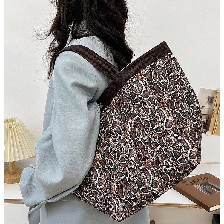 This year, snake-patterned bags are in vogue. The 2025 new trendy tote bag is a high-end, high-quality single-shoulder handbag for women on Instagram Specification drawing