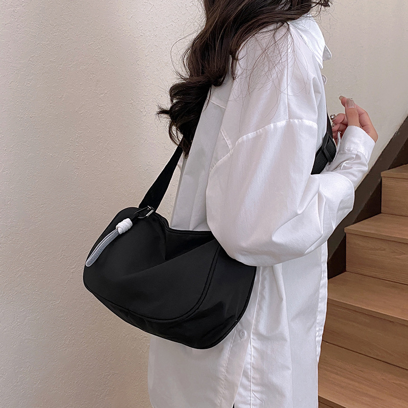 Niche design, large-capacity nylon bag, casual and versatile, single-shoulder crossbody bag, wide shoulder strap, high-quality commuting pillow bag Specification drawing