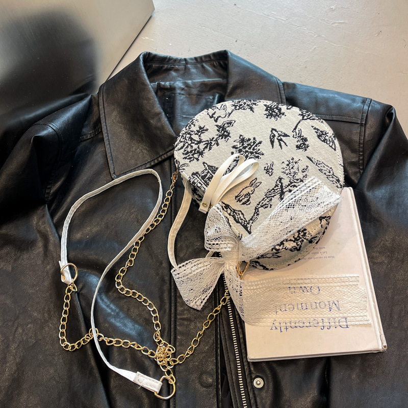 A new high-end heart-shaped bag, a fashionable and retro commuter single-shoulder bag with a large capacity and Chinese style, a hand-held crossbody bag for women Application Scenario