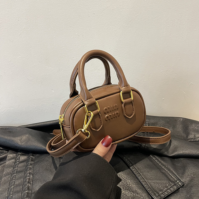 A new retro mini handbag for girls in the autumn and winter of 2024, featuring hand-held, crossbody and parent-child accessories Specification drawing