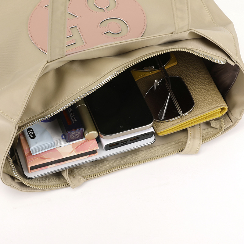 Colorful Fox's new large-capacity tote bag for women is a fashionable and simple commuting backpack with a single shoulder Application Scenario
