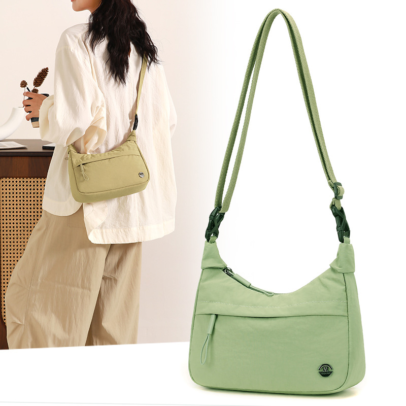 Crossbody bag for women, casual, fashionable, simple and versatile, large-capacity bag, high-end commuting and travel, nylon fabric single-shoulder bag full figure